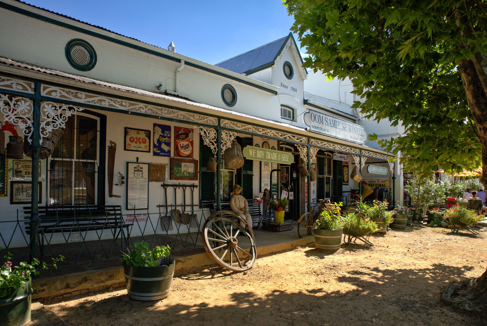 „Oom Samie se Winkel“ (Onkel Samies Laden) in Stellenbosch ist einer der ältesten noch aktiven Läden Südafrikas. Gegründet 1904 von Samuel Hannes Volsteedt, bekannt als „Oom Samie“, versorgte er die Gemeinde bis zu seinem Tod 1944 mit Waren.